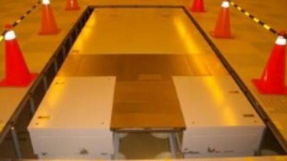 Hook-up equipment for a cleanroom setup with tool foundations